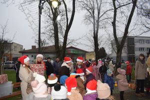 Dekorowanie choinki przez dzieci i mieszkańców