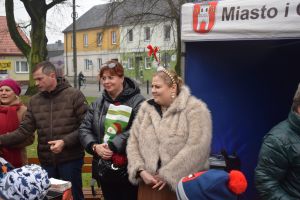 Dekorowanie choinki przez dzieci i mieszkańców