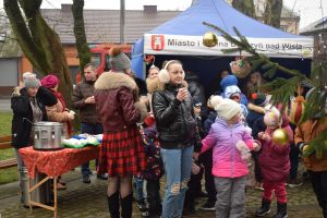 Dekorowanie choinki przez dzieci i mieszkańców