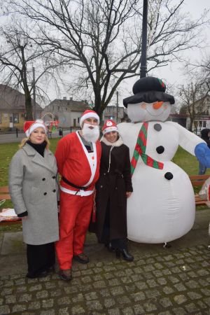 Dekorowanie choinki przez dzieci i mieszkańców