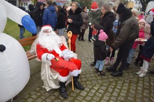 Dekorowanie choinki przez dzieci i mieszkańców