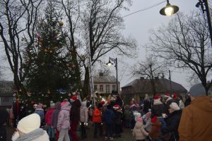 Dekorowanie choinki przez dzieci i mieszkańców