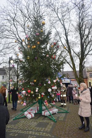 Dekorowanie choinki przez dzieci i mieszkańców