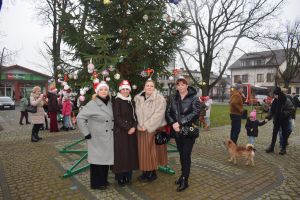 Dekorowanie choinki przez dzieci i mieszkańców