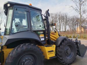 Żółta koparko-ładowarka