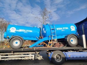 Dwa beczkowozy do wody pitnej