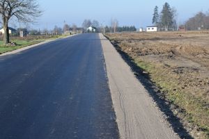 Droga asfaltowa wraz z podoczem