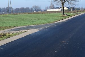 Droga asfaltowa wraz ze zjazdem