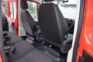 Czerwony samochód dostawczy w wywrotką na tle budynku