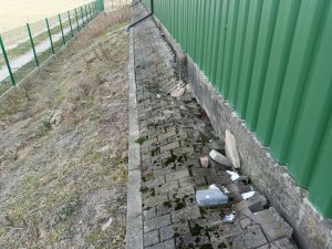 Prace budowlane przy trybunie sportowej