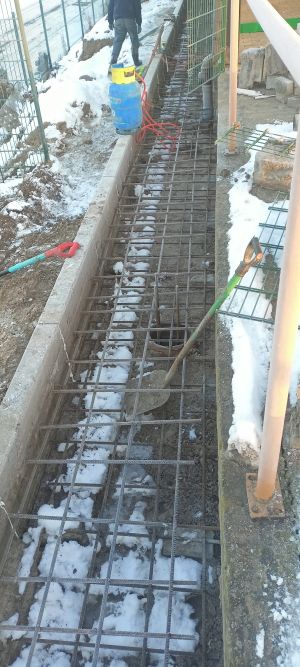 Prace budowlane przy trybunie sportowej