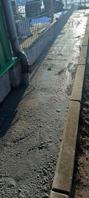 Prace budowlane przy trybunie sportowej