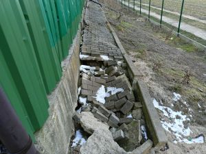 Prace budowlane przy trybunie sportowej