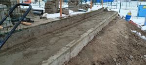 Prace budowlane przy trybunie sportowej