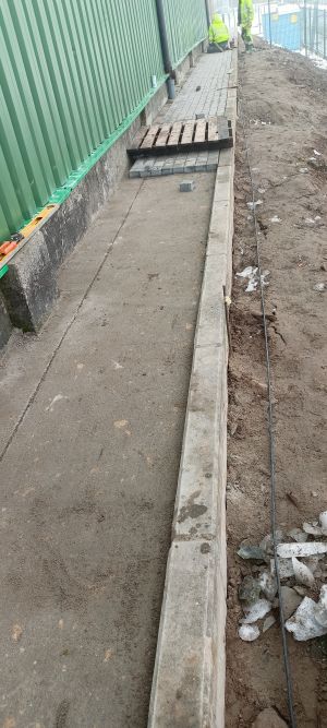 Prace budowlane przy trybunie sportowej