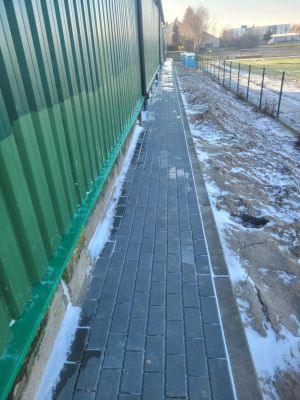 Prace budowlane przy trybunie sportowej