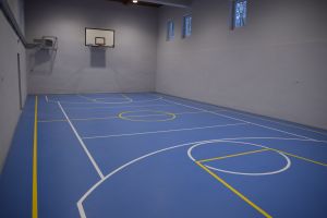 Niebieski parkiet w sali gimnastycznej