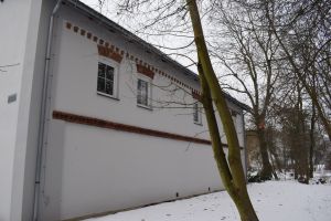 Ujęcie jedej ściany sali gimnastycznej z zewnątrz