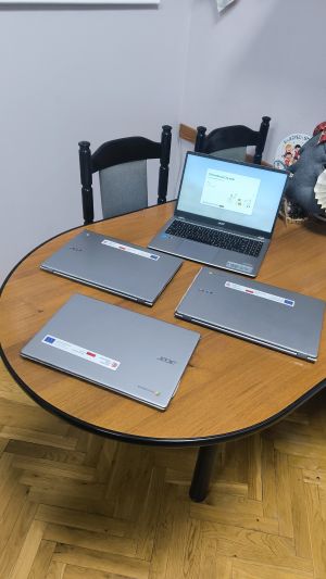 Laptopy na brązowym stole