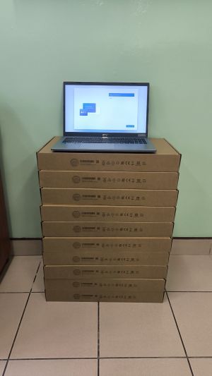 Laptopy z laptopami ułożone jeden na drugim