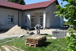 Układanie kostki brukowej przed budynkiem OSP w Grochowalsku