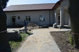Nowy chodnik z kostki brukowej ułożony przez budynkiem OSP