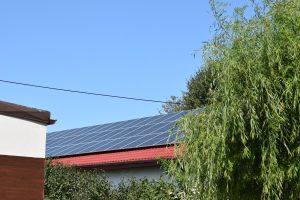 Nowo zainstalowane panele fotowoltaiczne na dachu budynku strażnicy