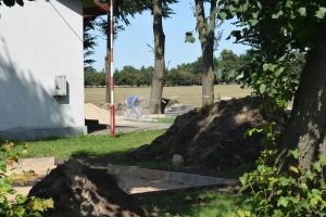 Widok otoczenia budynku strażnicy OSP podczas remontu