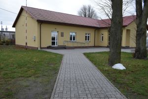 Widok na budynek strażnicy OSP po remoncie oraz ułożony chodnik z kostki brukowej