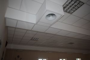 Sufit po remoncie-nowe oświetlenie