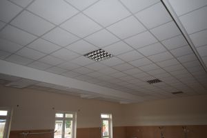 Sufit po remoncie-nowe oświetlenie