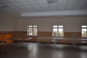 Ujęcie sali wewnątrz budynku OSP-przy oknach nowo zakupione stoły