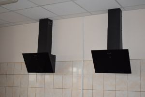Dwa nowo zakupione czarne okapy zawieszone w kuchni strażnicy OSP