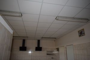 Okapy na ścianie-ujęcie z korytarza strażnicy