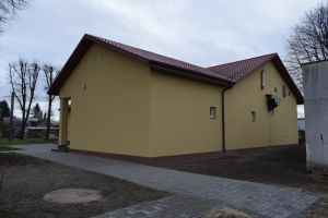 Budynek remizy po remoncie - ujęcie nowej elewacji
