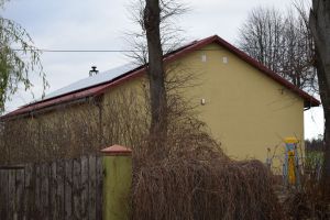 Ujęcie panelu fotowoltaicznego na dachu remizy
