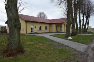 Widok remizy OSP po remoncie- widok z oddali