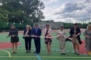 Uroczyste przecięcie wstęgi na płycie nowo wybudowanego boiska