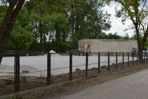 Modernizacja boiska sportowego - rozsypywanie jednej z warst z kamieni