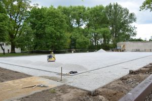 Prace budowlane trwające przy boisku