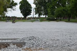 Prace budowlane trwające przy boisku