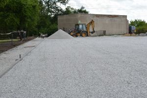 Prace budowlane trwające przy boisku