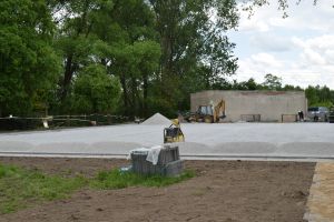 Prace budowlane trwające przy boisku