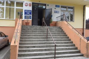 Schody z betonu prowadzące do głównego wejścia do budynku Domu Kultury