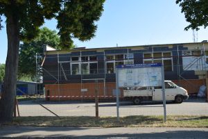 Budynek obkładany steropianem do ocieplenia ścian