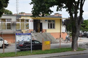 Budynek w czasie obkładania steropianem