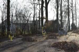 Elementy siłowni zewnetrznej oraz dwa stoliki do gry w szachy na zewnątrz