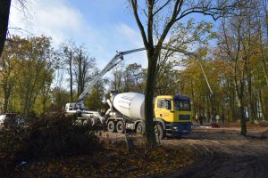 Betoniarka samochodowa wylewajaca beton pod plac na skatepark w Parku Miejskim