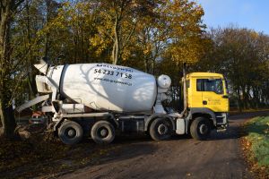 Wyjeżdająca betoniarka z placu budowy skateparku