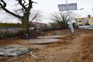 Plac z lampami solarnymi wokół Stacji Uzdatniania Wody